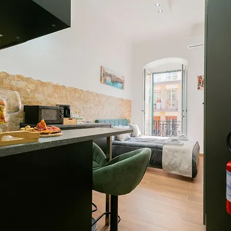 Near Vecchia & Train Station Typical With Balcony Daire Bari