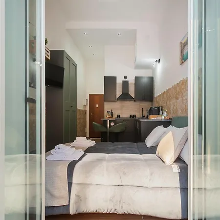 Near Vecchia & Train Station Typical With Balcony Daire Bari